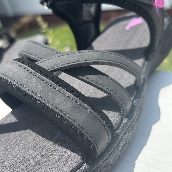 High Sierra Open Toe,crisscross,cushion soft,rugged sole,velcro,pull tab sandal - Picture 4 of 8